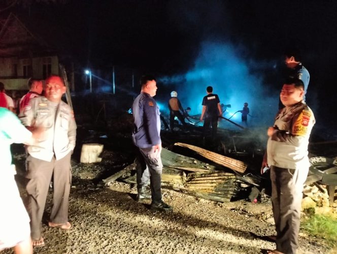 
 Polsek Awangpone Lakukan Pengamanan Lokasi Kebakaran Rumah Semi Panggung Di Dusun Cempalagi