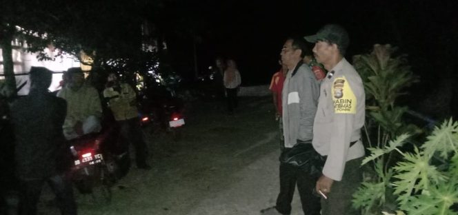 
 Wujud kedekatan dengan masyarakat, bhabinkamtibmas Polsek Ponre hadir diacara hajatan warga didesa Binaannya