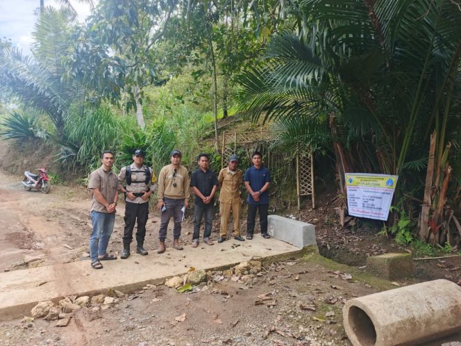 
 Bhabinlamtibmas Polsek Ponre hadir dampingi monitoring pembangunan fisik tahap I tahun anggaran 2025 didesa Binaannya
