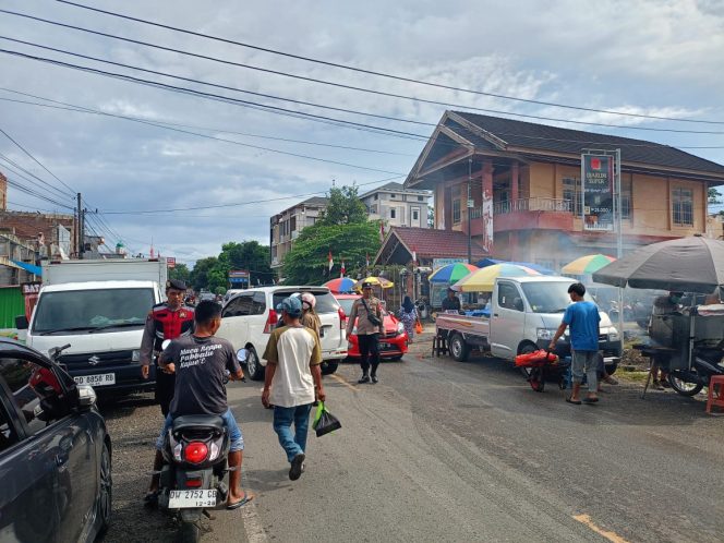 
 Personil Polsek Awangpone Laksanakan Pengamanan Pasar Paccing