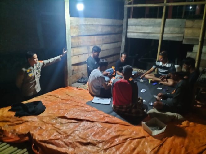 
 Sambangi Pos Ronda, Personil Polsek Ajangale Ajak Warga Jaga Keamanan Lingkungan