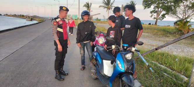 
 Hunting Patroli Polsek Pelabuhan Bajoe, Temui Warga Masyarakat Yang Berkunjung Di Pelabuhan