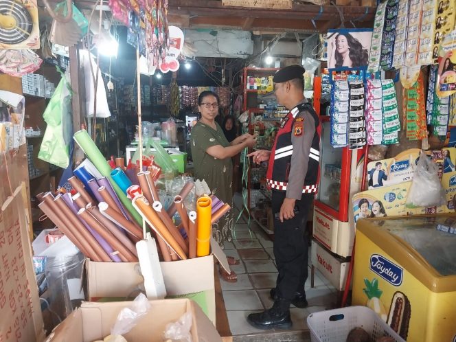 
 Kanit Samapta Polsek Mare Sambangi Pedagang di Pasar Mare, Sampaikan Pesan Kamtibmas