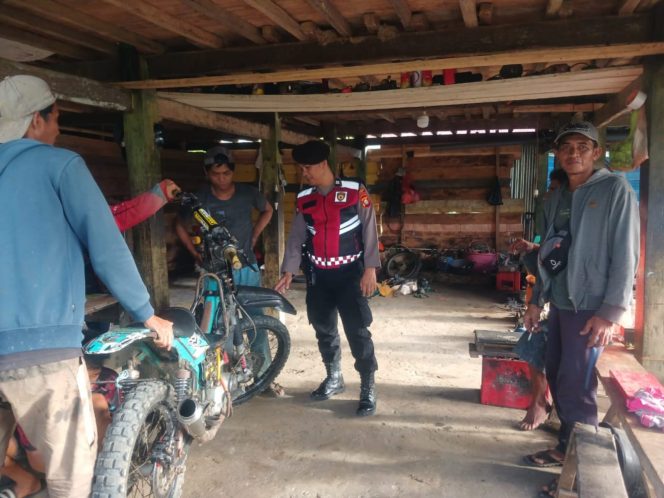 
 ‎Sambangi Warga, Kanit Samapta Polsek Cenrana Lakukan Patroli Di Wilayah Hukumnya