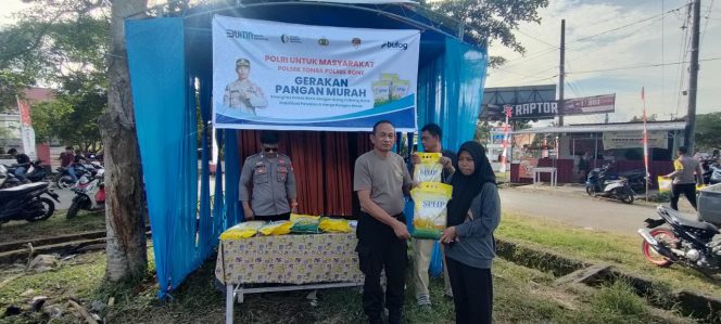 
 Salurkan 2 Ton Beras Bulog, Polsek Tonra Dukung Penuh