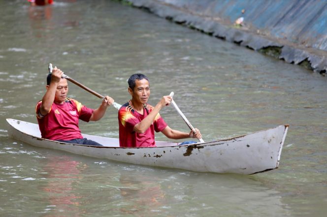 
 Kanal Irigasi Jeppe’e Bergemuruh, Kapolres Bone Ramaikan Lomba Dayung HUT RI