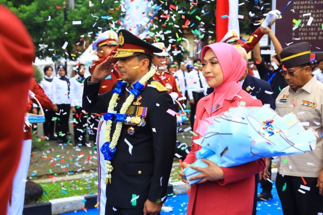 
 Kapolda Sulsel Hadiri Acara Penghormatan Purna Tugas Komjen Pol (Purn.) Ahmad Dofiri dan Awal Tugas Wakapolri Komjen Pol Dedi Prasetyo