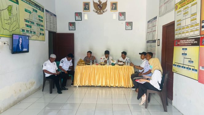 
 ‎Kanit Binmas Polsek Palakka Jalin Komunikasi dengan Aparatur Desa Melalui Kunjungan ke Kantor Desa  ‎
