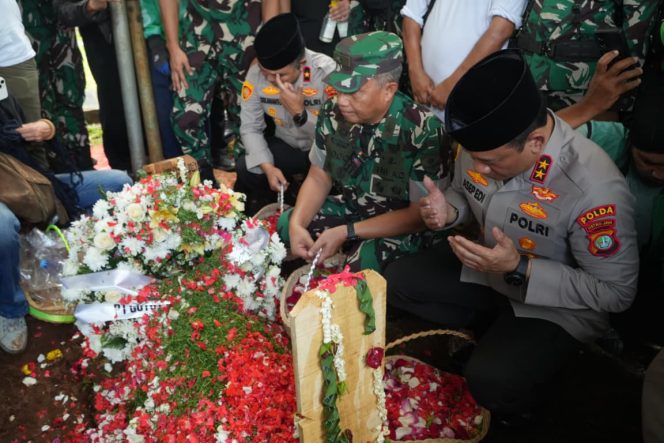 
 Hadiri Pemakaman Affan Kurniawan di TPU Karet Bivak, Kapolda Metro Sampaikan Permohonan Maaf