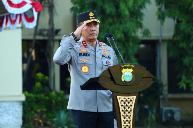 
 Kapolda Sulsel Pimpin Apel Pagi, Berikan Arahan Kepada Personel