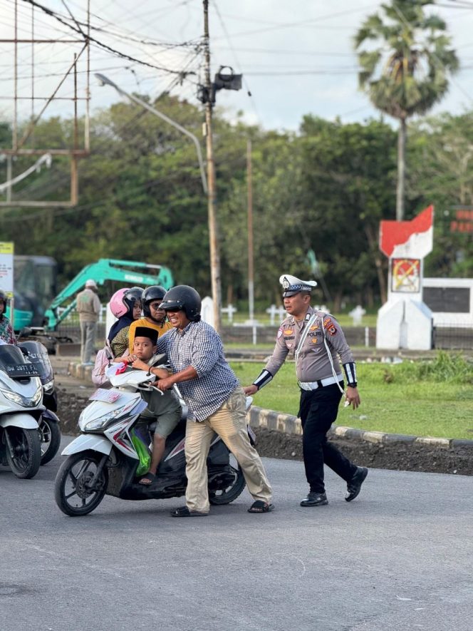 
 Wujud Kepedulian ,Polantas Bone Bantu Dorong Motor Mogok