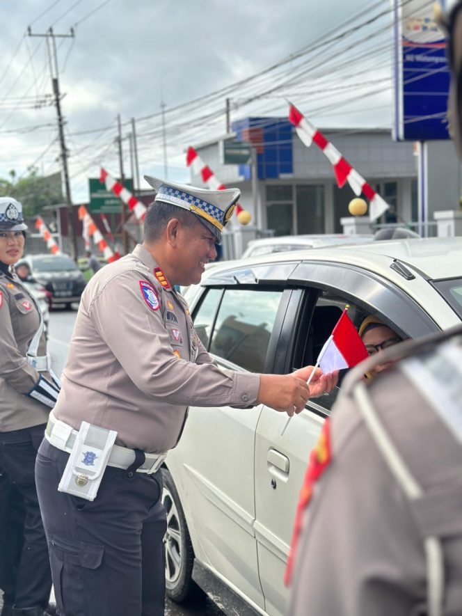 
 Polantas Menyapa, Kasat Lantas Polres Bone Bagi Bendera Merah Putih