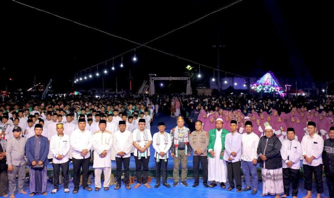 
 Ribuan Santri Padati Lapangan Merdeka Watampone dalam Tabligh Akbar Peringatan 1 Dekade MHQ Tonra