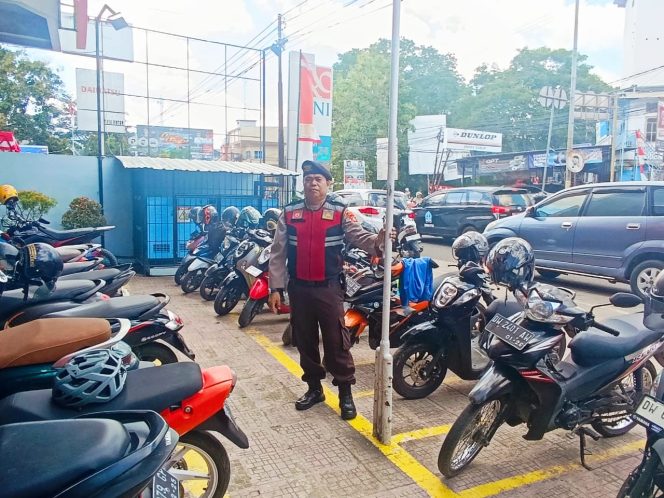 
 Pengamanan di Kantor Bank BNI Watampone Personil Sat Samapta Tingkatkan Himbauan