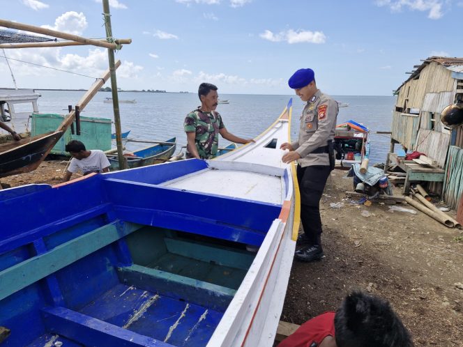 
 Personil Satpolairud Polres Bone Beri Pesan Ini Saat Kunjungi Tempat Pembuatan Kapal Nelayan