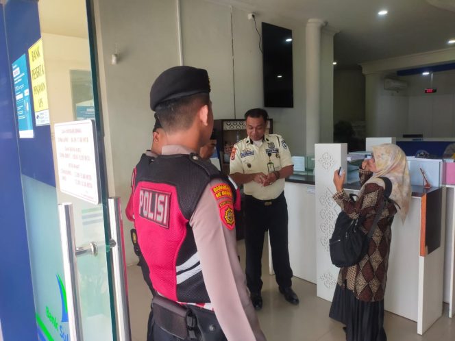 
 Personil Patko Sat Samapta Polres Bone, Tingkatkan Patroli dan Berikan Himbauan Kamtibmas