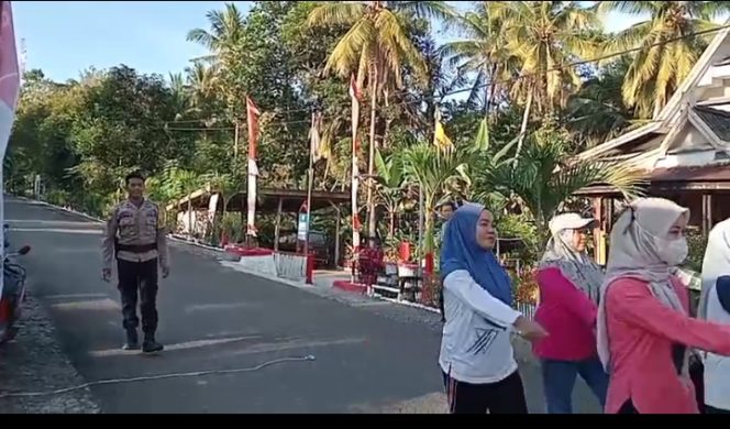 
 Persiapan lomba gerak jalan, bhabinkamtibmas Polsek Ponre turun tangan latih ibu PKK kecamatan