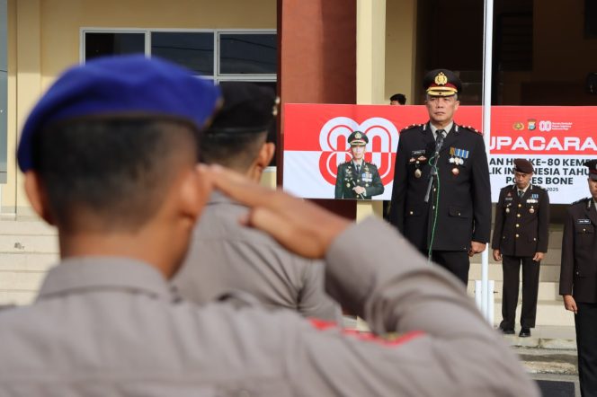 
 Polres Bone Gelar Upacara Pengibaran Bendera Merah Putih Peringati HUT ke-80 Kemerdekaan RI