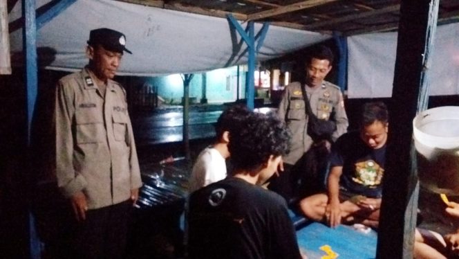 
 Aiptu Awaluddin dan Anggota Laksanakan Patroli Biru, Sampaikan Imbauan Kamtibmas ke Warga Barebbo