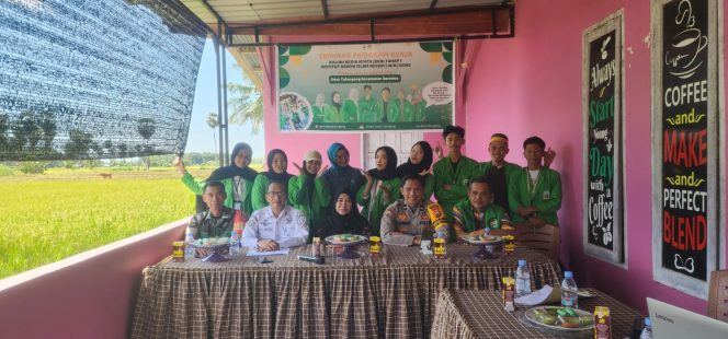 
 Bhabinkamtibmas Hadiri Seminar Program Kerja Mahasiswa KKN Reguler Tahap I IAIN Bone di Desa Talungeng