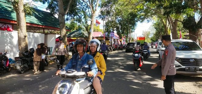 
 Anggota Piket RU-III Polsek Barebbo Laksanakan Pengaturan Lalu Lintas di Lokasi Perkemahan di Kelurahan Apala