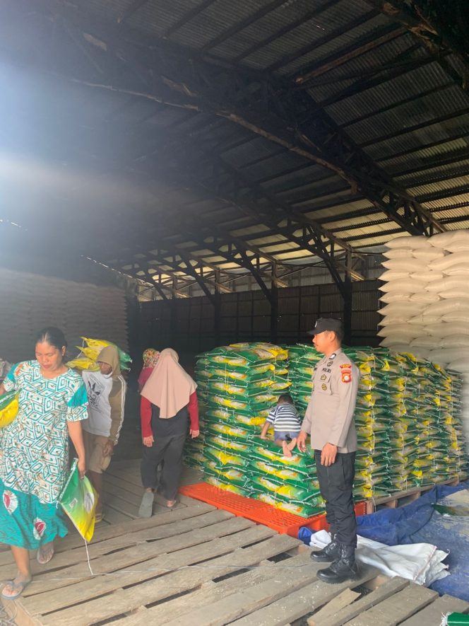 
 Polsek Kahu Polres Bone Lakukan Pengawalan Penyaluran Beras untuk Gerakan Pangan Murah