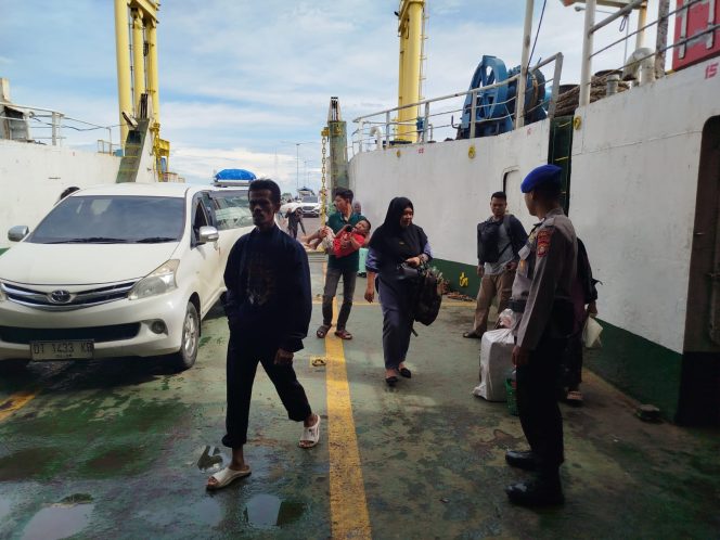 
 Sebagai Bentuk Pelayan Kepolisian Pihak Satpolairud Polres Bone Melaksanakan Pengamanan Pemberangkatan Kapal Ferry