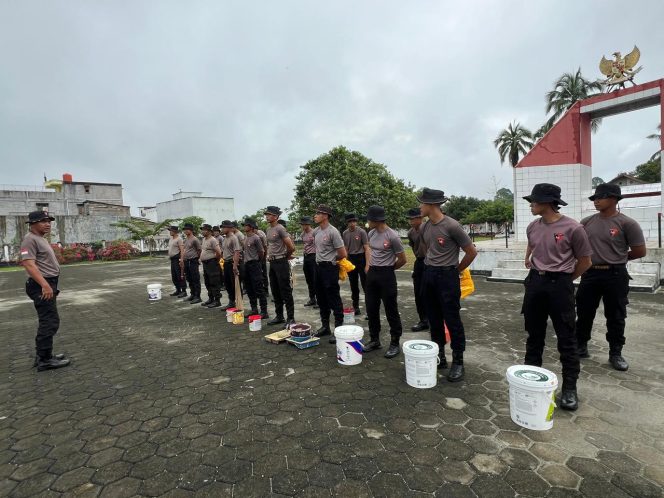 
 Personel Batalyon D Pelopor Laksanakan Pengecatan Pagar Makam Pahlawan