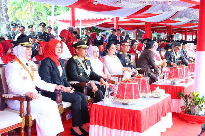 
 Kapolda Sulsel Hadiri Upacara Pengibaran Duplikat Bendera Merah Putih HUT ke-80 RI di Rujab Gubernur Sulsel