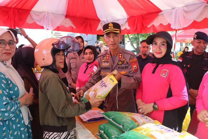 
 Polres Bone Gelar Gerakan Pangan Murah, Lapangan Merdeka Watampone Dipadati Warga