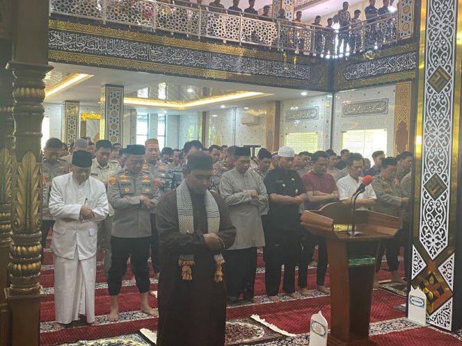 
 Polda Sulsel Gelar Shalat Gaib untuk Pengemudi Ojol