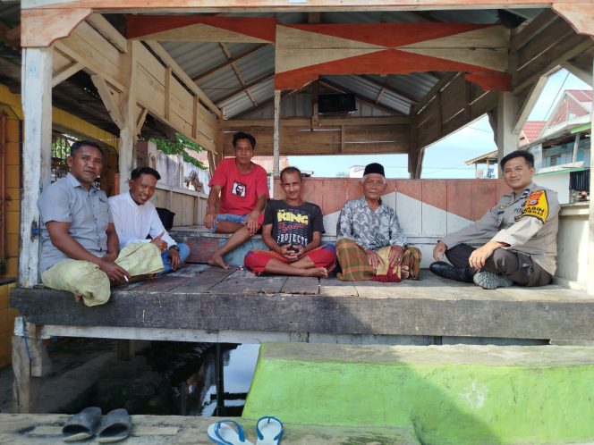 
 Pak Bhabin Lakukan Sambang Desa Untuk Bisa Bertemu Dengan Warga