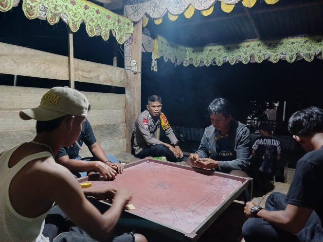 
 Bangun Kepercayaan Masyarakat, Bripka Idrus Sambang dan Berdialog Bersama Warga