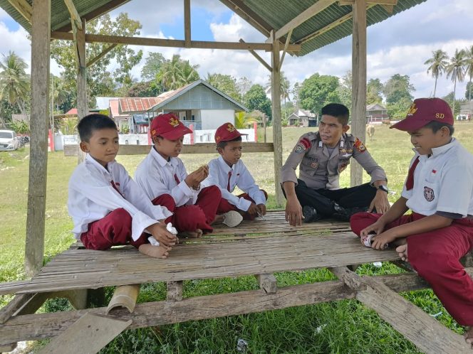 
 Bripka Idrus Lakukan Sambang, Bangun Kedekatan dan Berikan Motivasi Kepada Pelajar