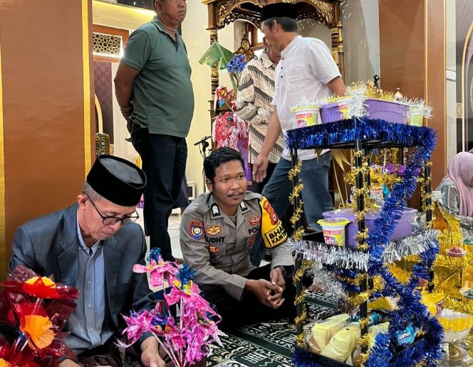 
 Bersama Warga dan Pemerintah Desa Tajong, Pak Bhabin ini Hadiri Peringatan Maulid Nabi