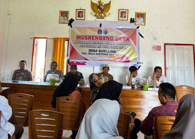 
 Bripka Saharuddin Aktif Menghadiri Kegiatan Musrenbang di Desa Sijelling