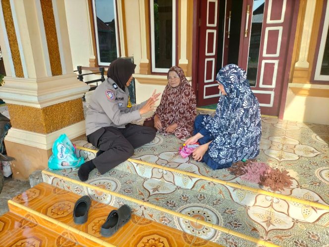 
 Bhabinkamtibmas Lakukan Kunjungan Door to Door Sebagai Upaya Menjaga Kamtibmas di Desa