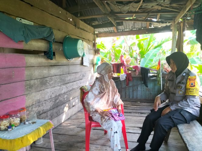 
 Wujud Kepedulian Aiptu Suhati di Desa Binaan, Lakukan Sambang Demi Kamtibmas yang Kondusif