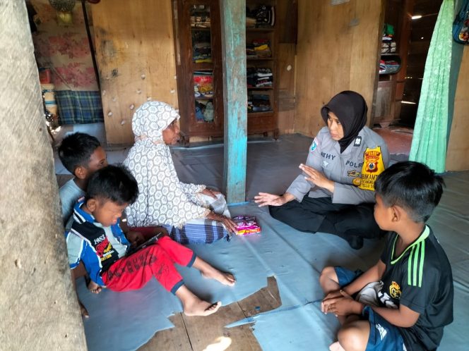 
 Tingkatkan Kualitas Kamtibmas di Desa Binaan, Ibu Bhabin Rutin Berdialog dari Rumah ke Rumah