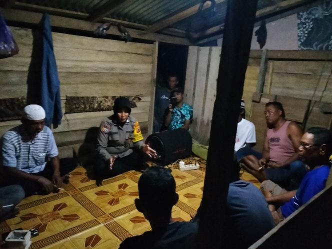 
 Cegah Aksi Kejahatan, Ibu Polwan ini Lakukan Sambang dan Temui Warga di Pos Kamling