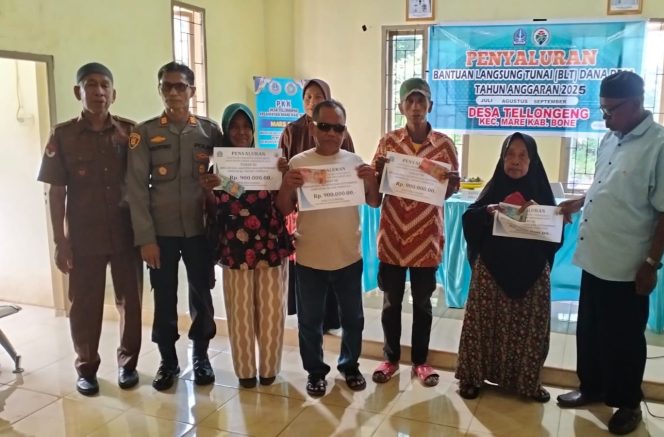 
 Kapolsek Mare Hadiri Penyaluran BLT-DD Pemulihan Ekonomi dan Penanganan Kemiskinan Ekstrem di Desa Tellongeng