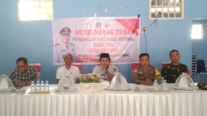 
 Tingkatkan Peran Polri, Bhabinkamtibmas Polsek Ulaweng Hadiri Musrenbang di Desa Timusu