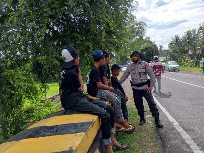
 Kanit Binmas Polsek Tellu Siattinge Berdialog Bersama Kelompok Remaja dan Anak