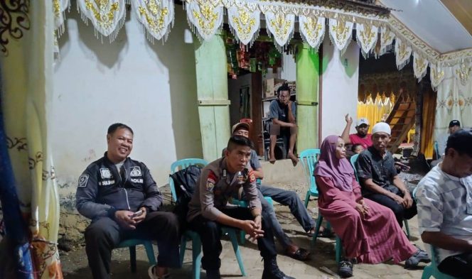 
 Personil Polsek Tellu Siattinge Hadir dan Mengamankan Pesta Pernikahan di Desa Lamuru