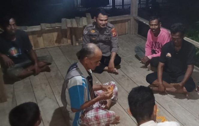 
 Menjaga Kamtibmas Desa, Pak Bhabin Sambang dan Berpatroli Temui Warga