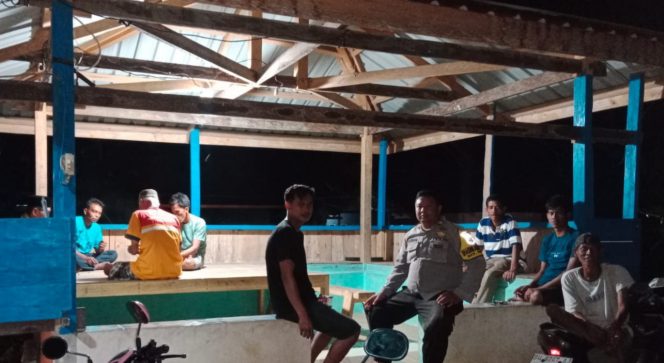 
 Bhabinkamtibmas Tegaskan Komitmen Jaga Keamanan Lewat Pembinaan Pos Kamling di Mattirowalie