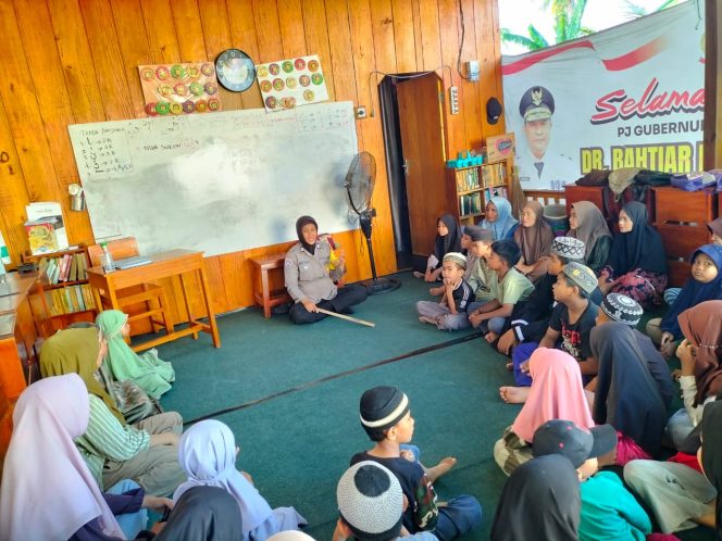 
 Mengabdi Kepada Masyarakat, Aiptu Suhati Ajarkan Mengaji di Desa Lea
