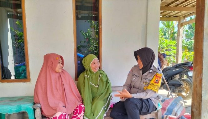 
 Lakukan Sambang dan Temui Warga, Bhabinkamtibmas ini Tekun Berikan Imbauan Terkait Keamanan