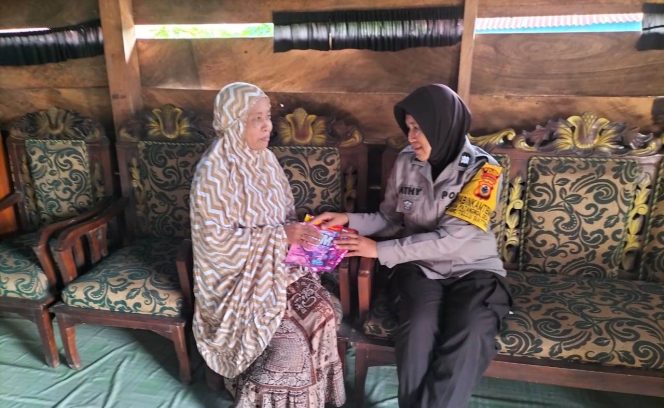 
 Mencegah aksi Kejahatan, Bhabinkamtibmas ini Rutin Lakukan Sambang di Desa Binaannya