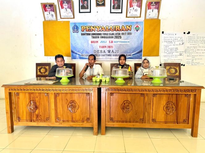 
 Polwan Polsek Tellu Siattinge Menjaga dan Memantau Langsung Penyaluran BLT Desa Waji